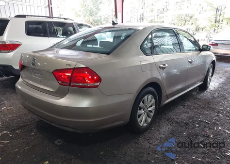 2015 Volkswagen Passat 1.8T Wolfsburg Edition z USA, uszkodzony, nr VIN 1VWAS7A3XFC015898